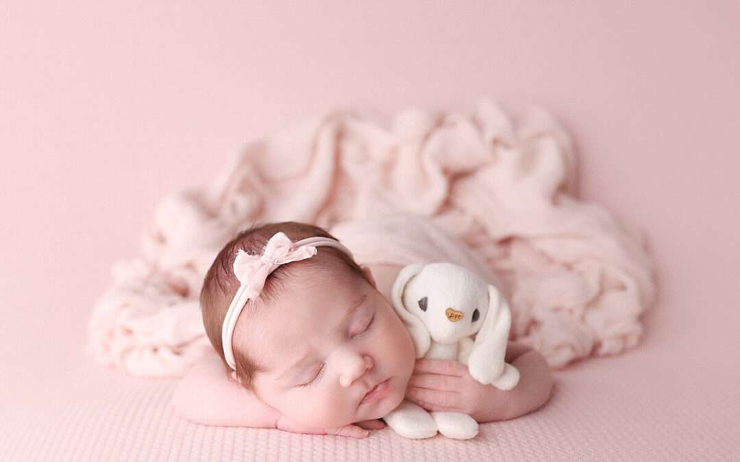 Posed Newborn Photography vs. Lifestyle Newborn Photography | KC Baby Photographer