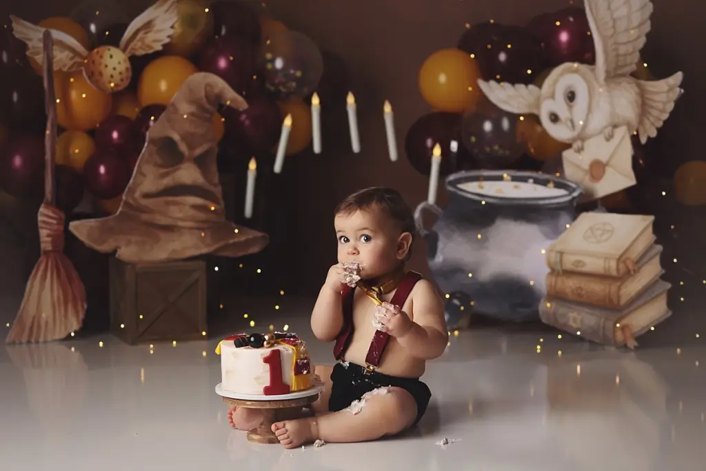 One year old child during Harry Potter cake smash session