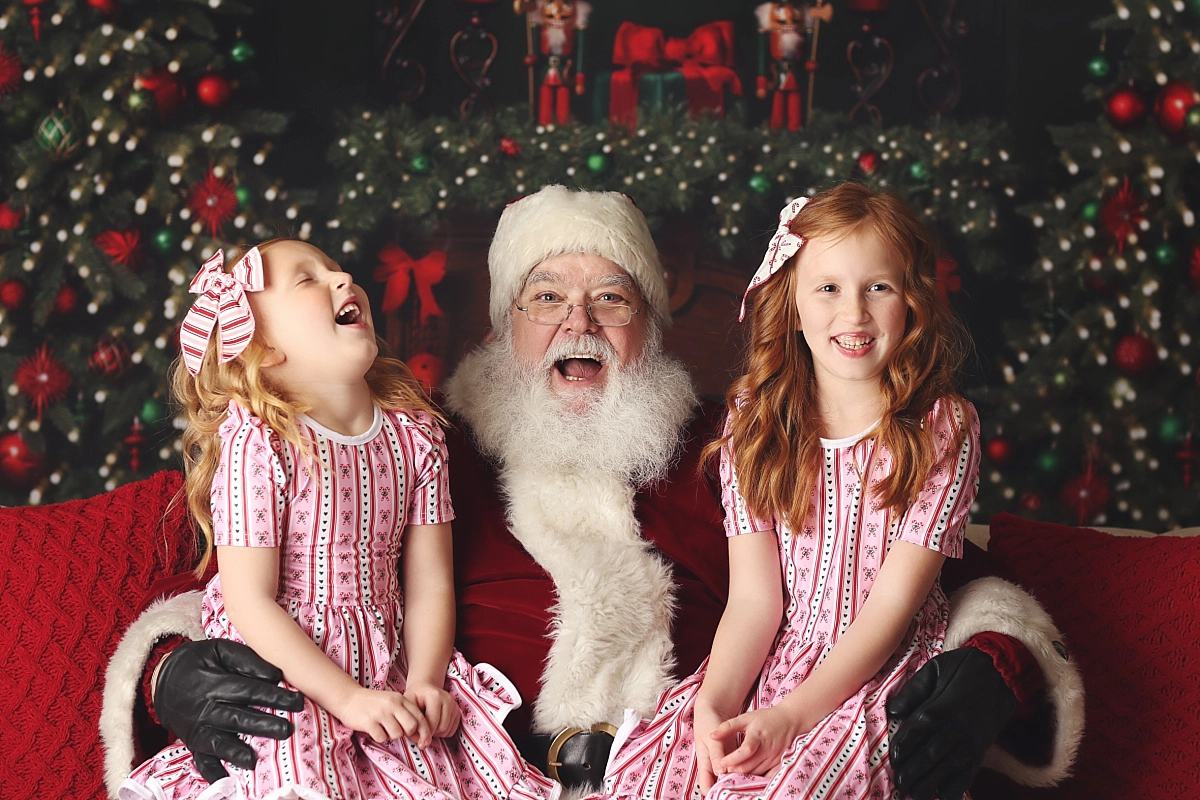Kansas City Santa portraits with young girls in photography studio