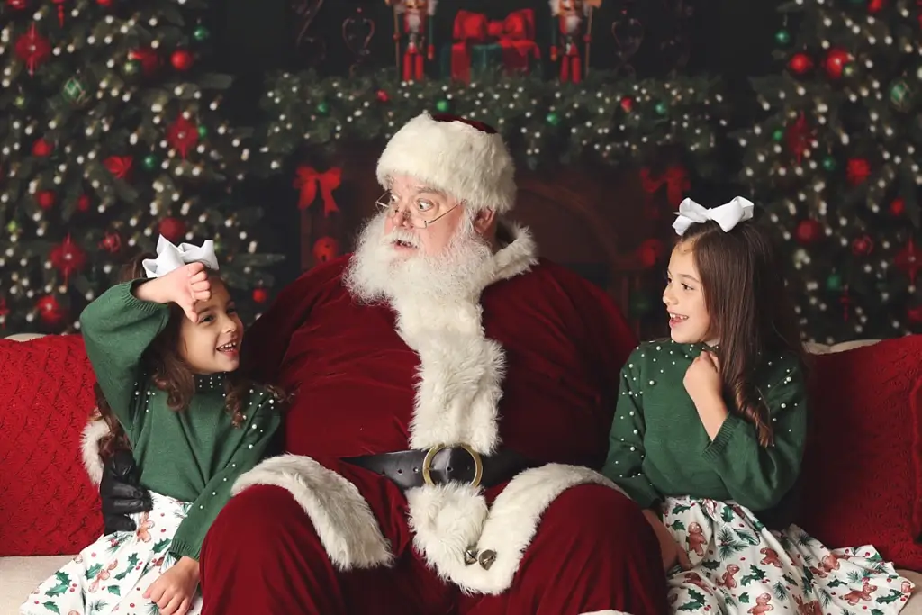 Kansas City Santa portraits with young girls in photography studio